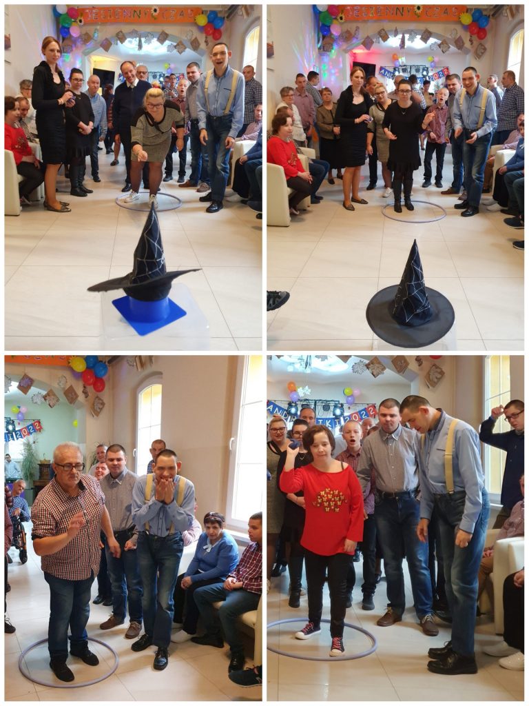 Kolaż z czterech zdjęć. Uczestnicy biorą udział w konkurencji andrzejkowej polegającej na rzucaniu woreczkami w kapelusz czarownicy. 