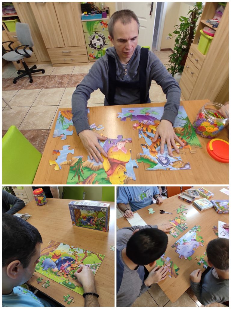 Kolaż z trzech zdjęć. Mieszkańcy układają puzzle z Kubusiem Puchatkiem i jego przyjaciółmi.
