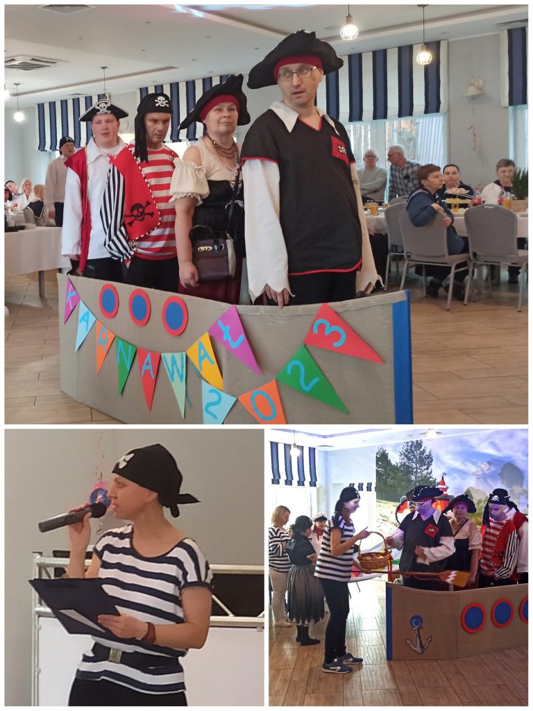  Kolaż z trzech zdjęć. Przebrani za piratów goście z Łubia biorą udział w prowadzonej przez terapeutki zabawie. Stoją w statku wykonanym z kartonu, kolorowego brystolu i papieru falistego.
