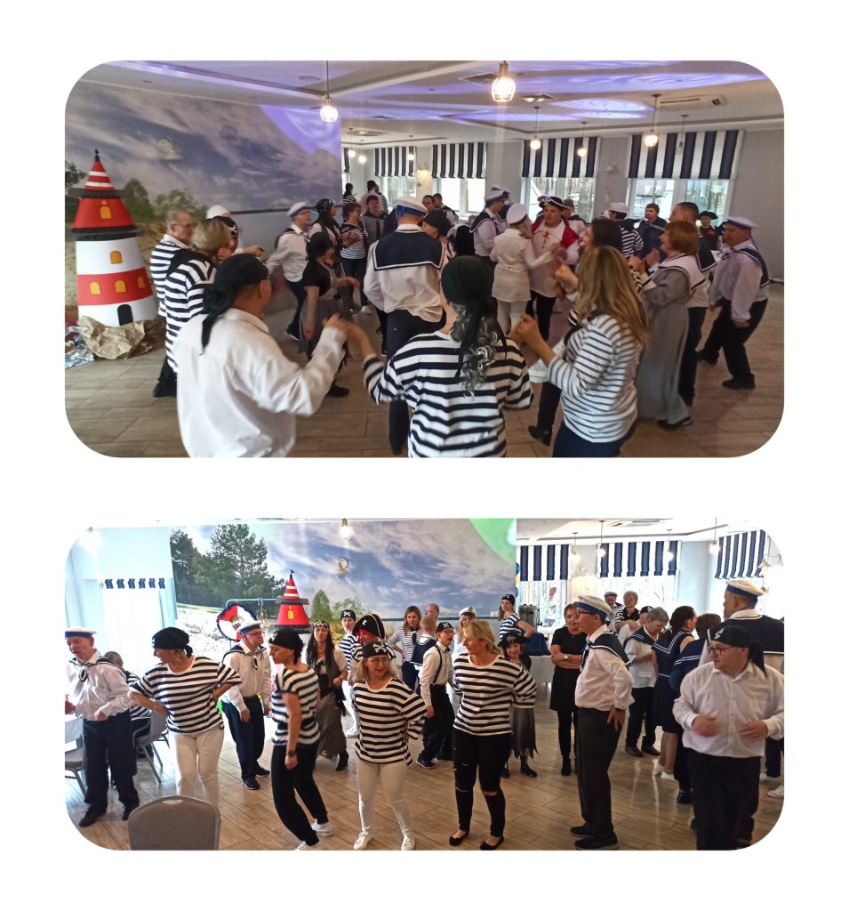 Kolaż z dwóch zdjęć. Na pierwszym uczestnicy balu tańczą tworząc wyraźny okrąg, w środku którego bawią się taneczne pary. Na drugim zdjęciu uczestnicy tańczą taniec „Macarena”.
