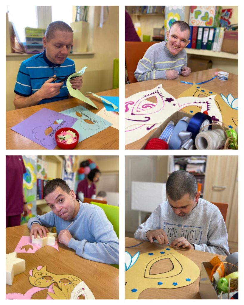 Kolaż składający się z czterech zdjęć, na których widać Mieszkańców pracujących nad dekoracjami na Bal maskowy.